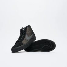 Load image into Gallery viewer, Nike SB "Blazer Mid PRM" // White/Black/White