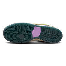 Load image into Gallery viewer, Nike SB "Dunk Low " // Chameleon
