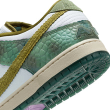 Load image into Gallery viewer, Nike SB "Dunk Low " // Chameleon
