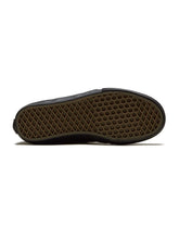 Load image into Gallery viewer, Vans "Chukka" // Mono Black

