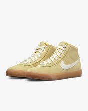 Load image into Gallery viewer, Nike SB "Bruin Hi WMNS" // Wash Lemon
